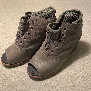 Sorel Joanie Boot Wedge Size 7 Suede and Micro Mesh Olive Green Peep toe